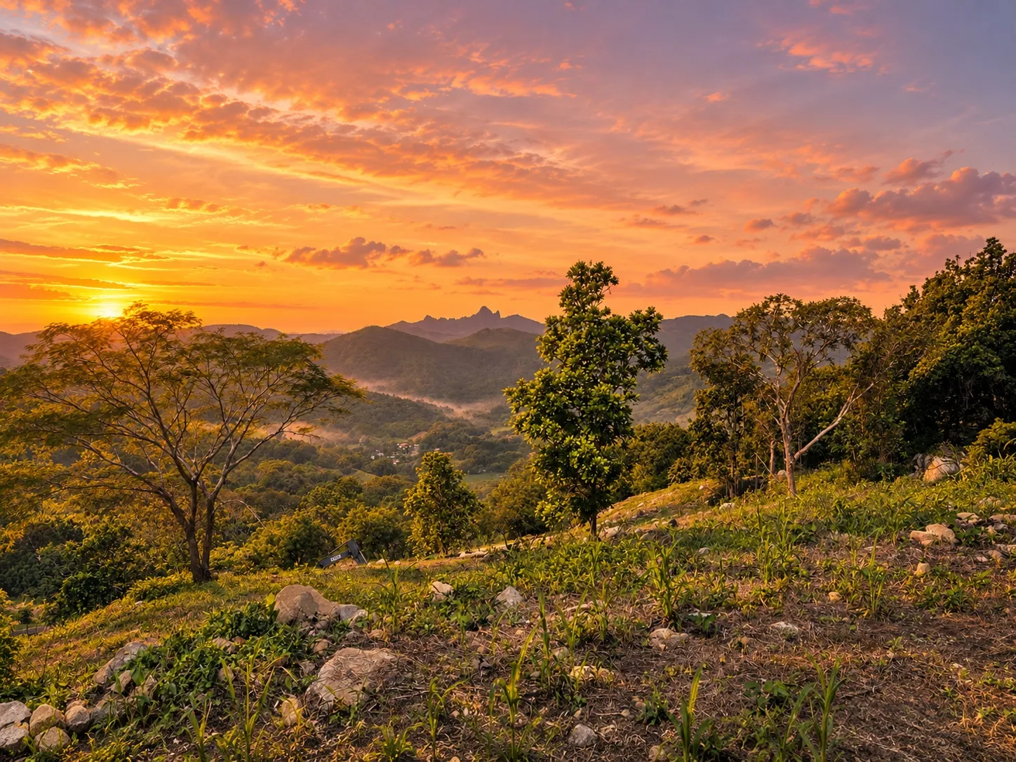 Atardecer sobre las montañas de Buenos Aires de Chame desde el terreno de Tuyra